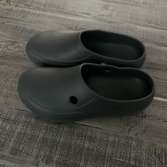 CROCS Strapless Black Slip-On Clogs, Like New, Men’s 7/ Womens 9 Black - Picture 2 of 5